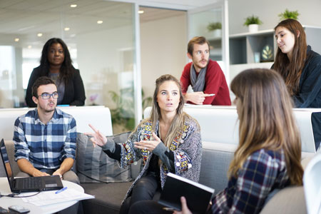 6 personnes en train de travailler